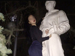 Сексуальная девушка для эффектного снимка залезла на памятник Первостроителя в Волжском