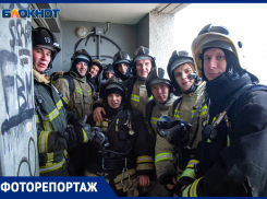 В Волжском сотрудники МЧС отработали план действий при пожаре: фоторепортаж