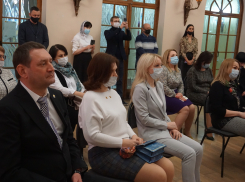 В Волжском состоялась церемония награждения медиков за вклад в борьбу с COVID-19