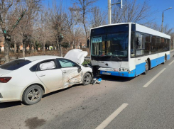 4 человека, в том числе ребенок, пострадали в тройном ДТП в Волжском