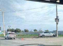 В Волжском на перекрёстке столкнулись ВАЗ и иномарка