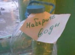 С миру по нитке: волжане собирают воду для уборки подъезда