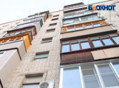 Кого винят в смерти подростка от падения с крыши жители дома в Волжском? Видео