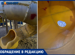 «При мне мальчик провалился»: на детской площадке в парке Волжского у горки пробито дно