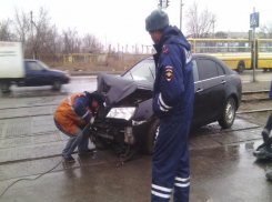 В Волжском из-за столкновения ВАЗа и иномарки парализовало движение трамвая 