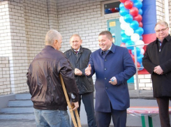 Более 100 волжских семей получили из рук высоких чиновников ключи от новых квартир