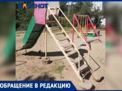 «Горка держится на честном слове»: во дворе Волжского детская площадка травмоопасна для детей