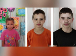 Дети голодали и добывали воду сами: в Волжском новую семью ищут 2 брата и сестренка