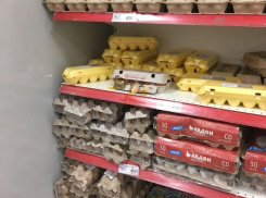 Беспорядок на полке с куриными яйцами нашел волжанин в «Магните»