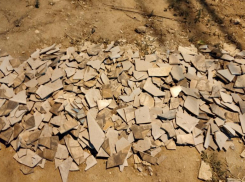 В Волжском осколки битого кафеля разложили на дороге