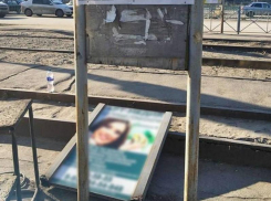 Волжане отстояли чистоту остановок: незаконная реклама у «Шинного завода» демонтирована