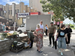 В Волжском разгоняют стихийные рынки у жилых домов