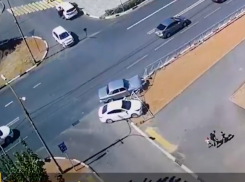 Новое ограждение проезжей части в Волжском снесли во время ДТП