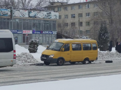 В Волжском у маршрутки с пассажирами отвалилось колесо в центре города