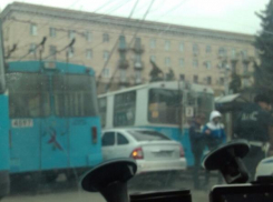 В центре Волгограда лихач на «Приоре» застрял между двумя троллейбусами