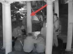 Подростки изрисовали ротонду на площади Труда в Волжском: видео