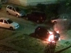 Эксклюзивное видео: дорогую иномарку умышленно подожгли в Волжском