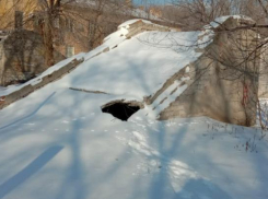 Опасность подстерегает детей на крыше бомбоубежища в Волжском