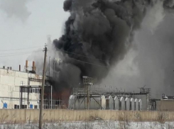 В Волжском на улице Александрова вспыхнул металлический вагончик 