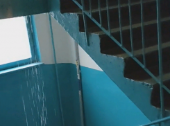 В Волжском в жилом доме случился потоп: видео