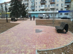 Оригинальные скамейки установили в обновленном сквере Волжского