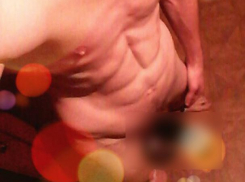 Волжанин предложил пошлячкам «повеселиться», выставив напоказ свое достоинство