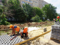 На улице Нариманова обустраивают комфортную зону отдыха