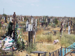 Беспредел на городском кладбище Волжского: захоронения «лепят» одно на другое