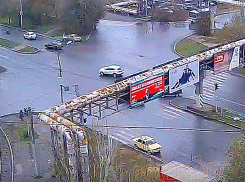 Волжанин чудом выжил в ДТП, где иномарка снесла столб