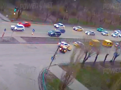 Машина ДПС подрезала автомобилиста: сразу две аварии в Волжском попали на видео