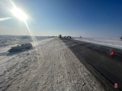 Врачи борются за жизнь пострадавшей в массовой аварии с КАМАЗом из-за обгона Лексуса на трассе в Волгоградской области