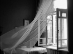 В центре Волгограда 25-летняя девушка выпала из окна пятого этажа