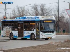 Пенсионер упал в автобусе из-за резкого торможения в Волжском