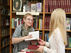 Мэр Волжского Игорь Воронин предложил библиотекарям поехать в Санкт-Петербург