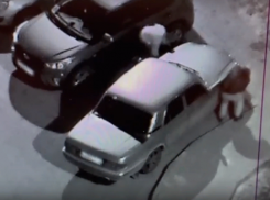 Напали на авто инвалида: неизвестные прокололи шины и скрылись в Волжском