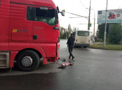 Грузовик врезался в маршрутку с пассажирами в Волгограде: есть пострадавшие