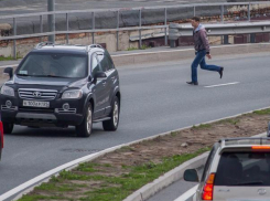 Подросток и женщина попали под колеса авто 9 мая в Волжском  
