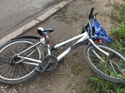 Велосипедист отлетел на капот иномарки в Волжском: видео