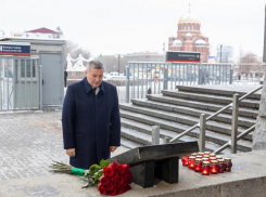 Губернатор Волгоградской области почтил память жертв теракта декабря 2013 года