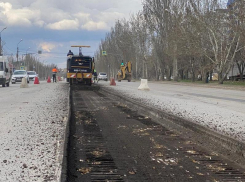 В Волжском начали обустраивать разделительные островки на улице Карбышева