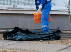 Множество ножевых: в Волжском обнаружили труп мужчины