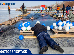 Волжский отметил 23 февраля купаниями в ледяной реке: ФОТО