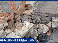 «Соседей можно увидеть через трещины в стене»: жители Волжского устали жить в разрушенных квартирах