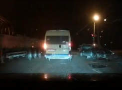 Последствия страшной аварии с водителем без прав и грузовиком попала в Волжском на видео