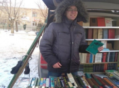 В Волжском появилась передвижная книжная лавка в автомобиле