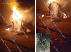 В Волжском двое неизвестных пытались угнать скутер, а затем подожгли его: видео