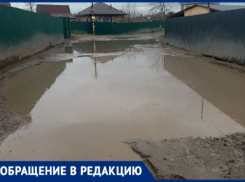 «Таксисты отказываются ездить»: жители волжского СНТ увязли в огромных лужах на разбитых дорогах