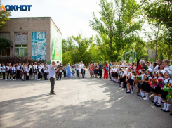 В Волжском первоклассники сажают деревья и кустарники