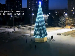Работы шли 4 дня: смотрим как ставили елку на главной площади Волжского 
