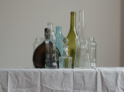 Волжанина за продажу 496 бутылок контрафакта ожидает суд